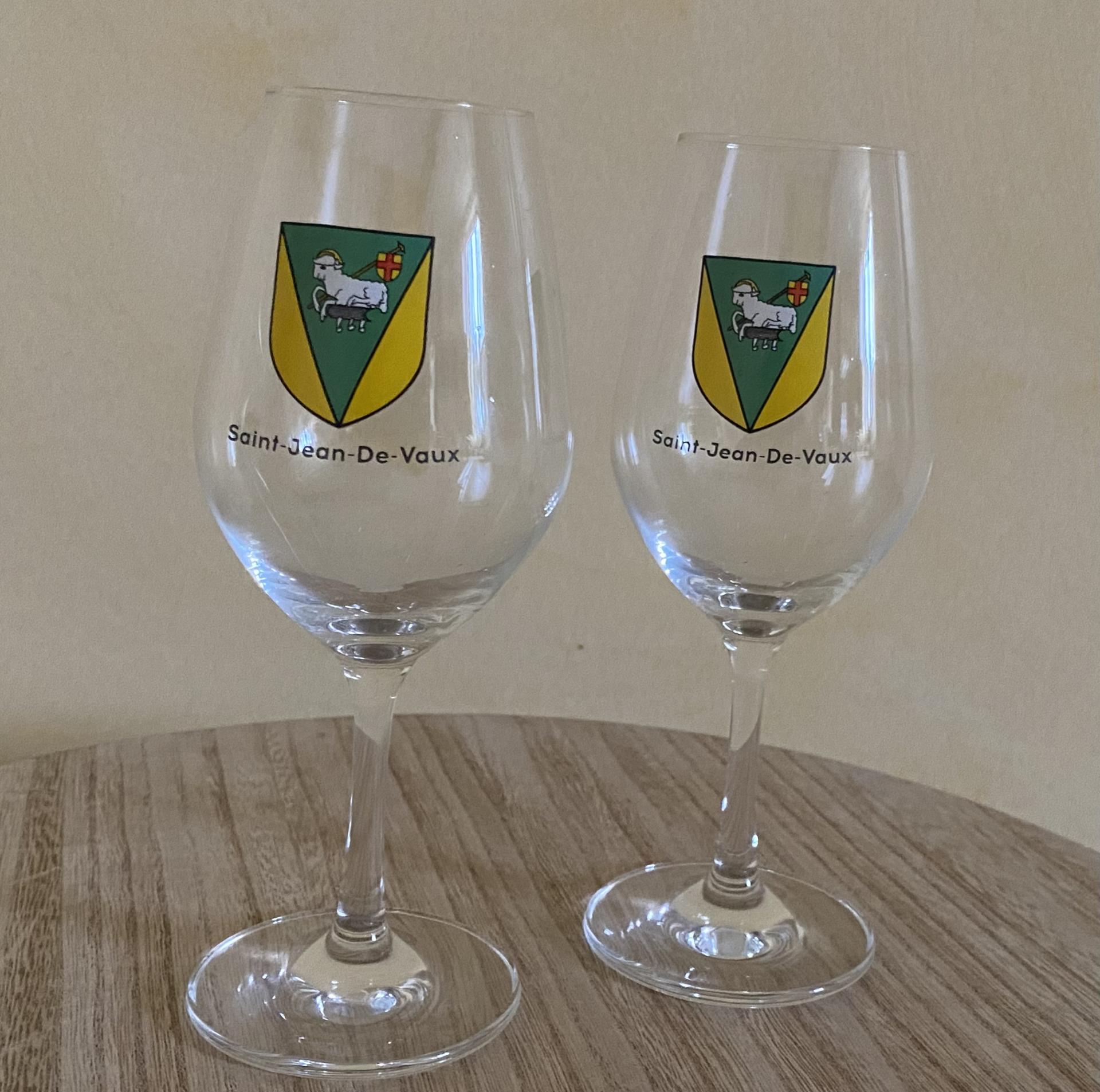 Verres gravés  aux couleurs de la commune.